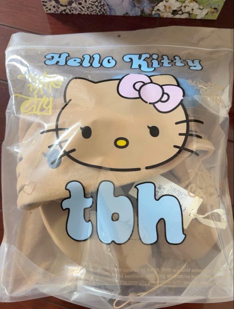 海外限定Hello Kitty x TBH ネックピロー